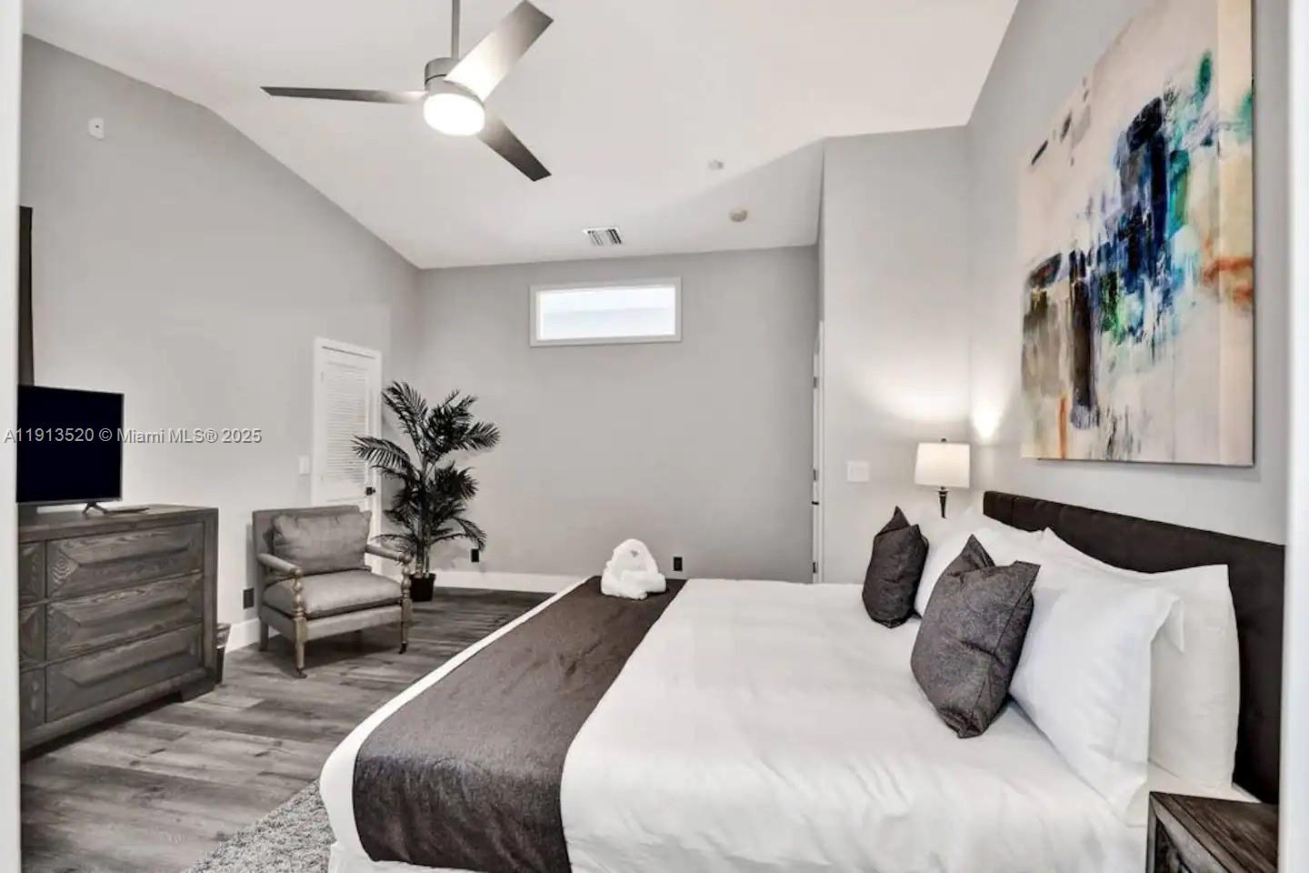 HOLLYWOOD LAKES SECTION - Residential