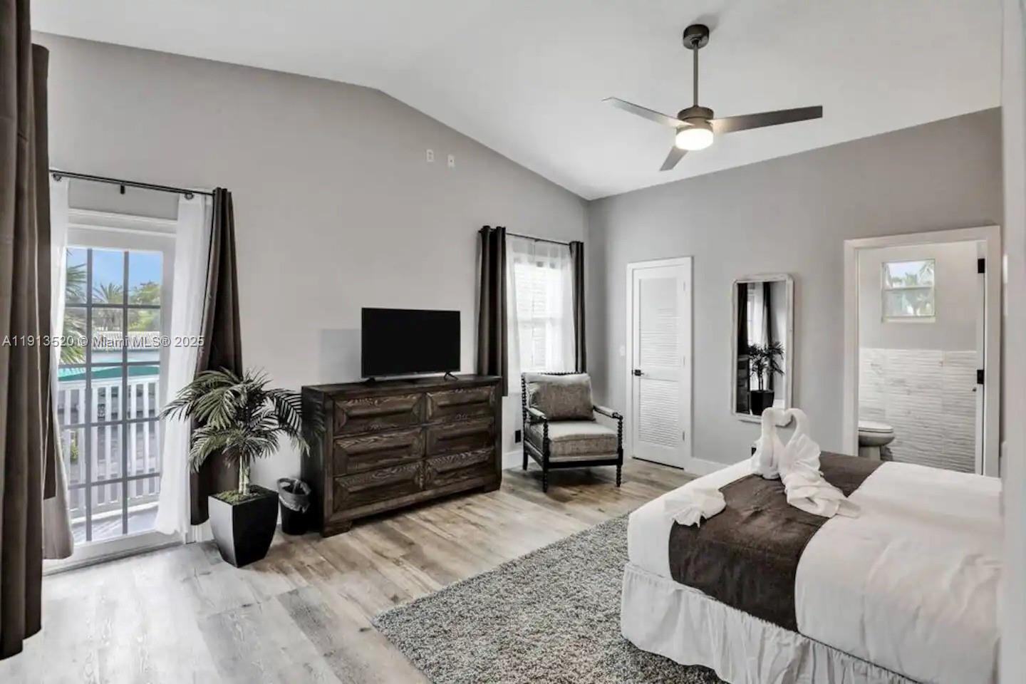 HOLLYWOOD LAKES SECTION - Residential