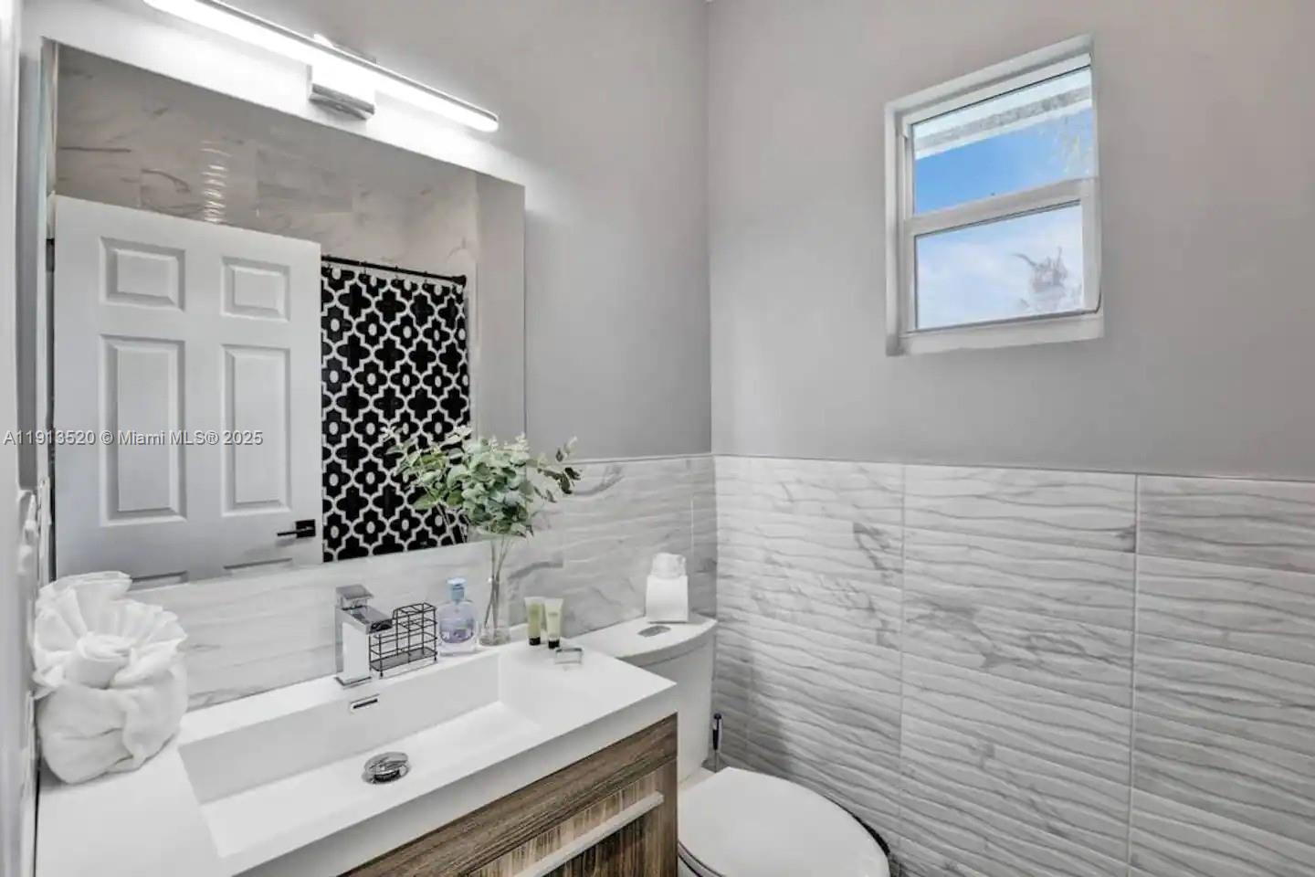 HOLLYWOOD LAKES SECTION - Residential