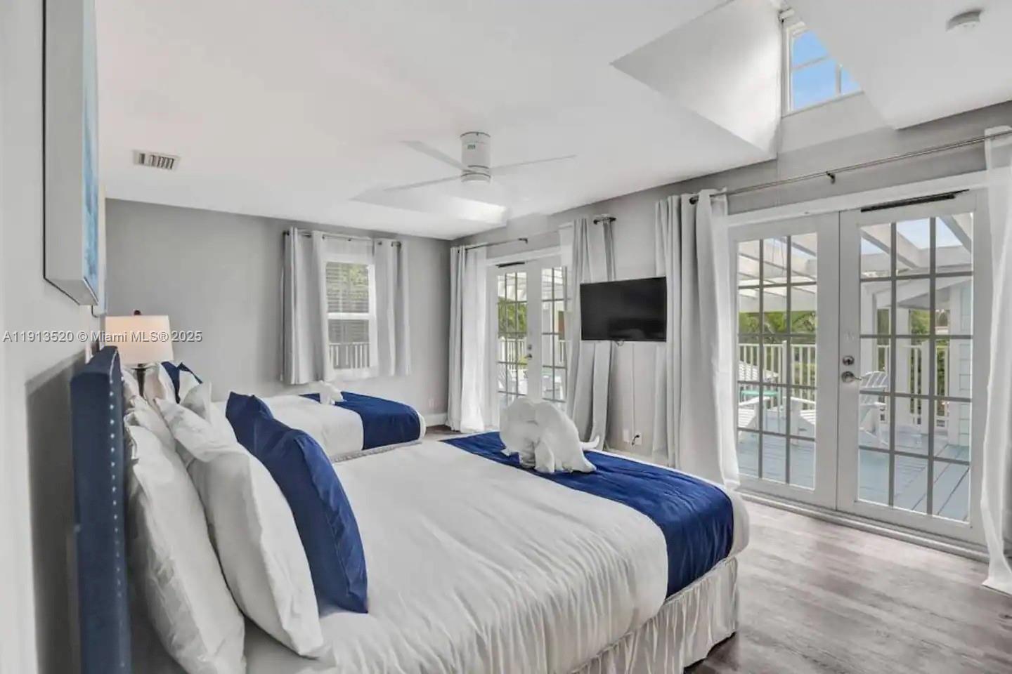 HOLLYWOOD LAKES SECTION - Residential