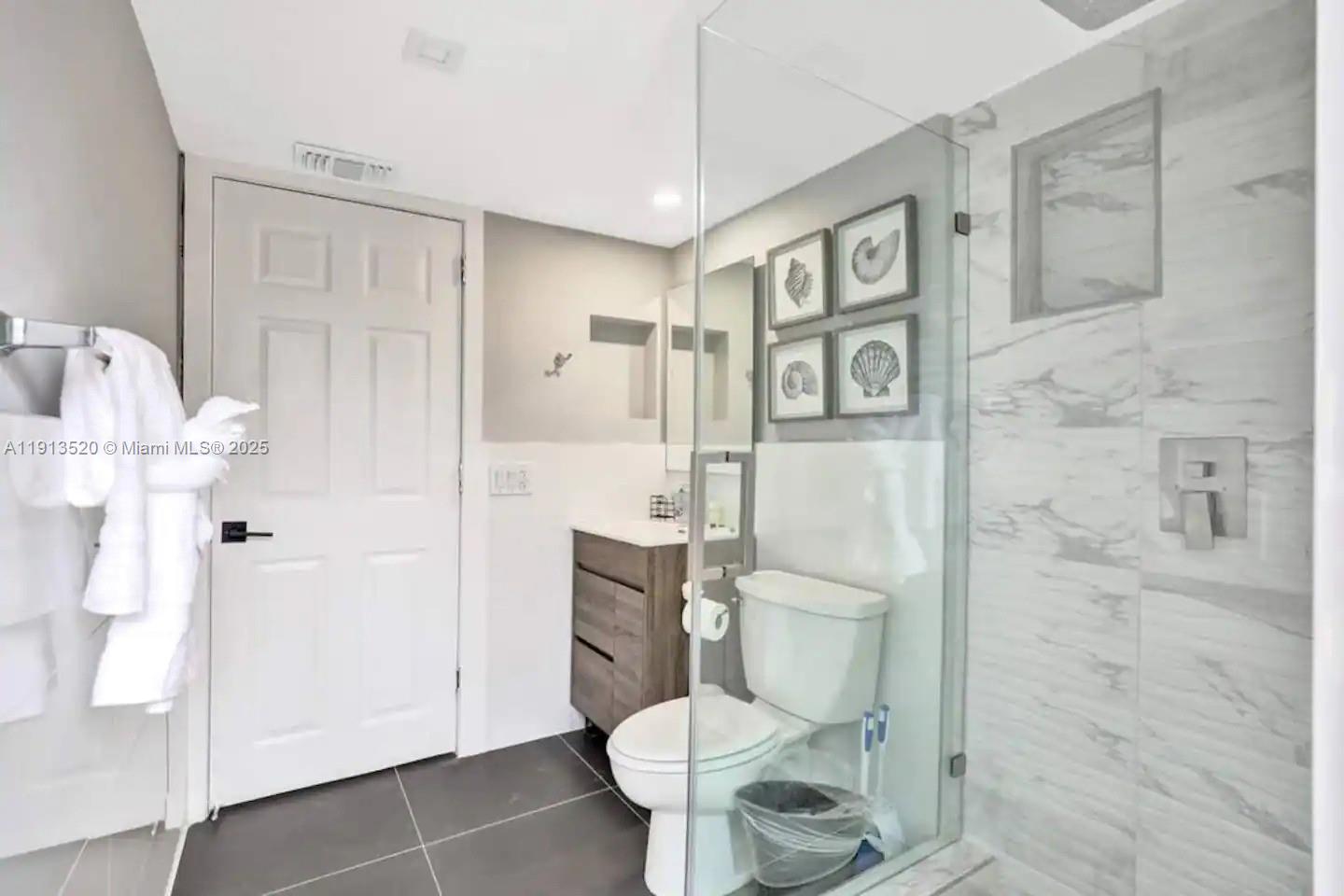 HOLLYWOOD LAKES SECTION - Residential