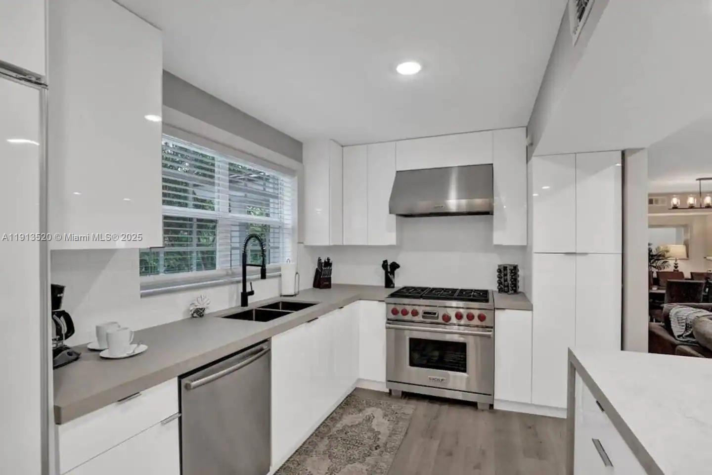 HOLLYWOOD LAKES SECTION - Residential