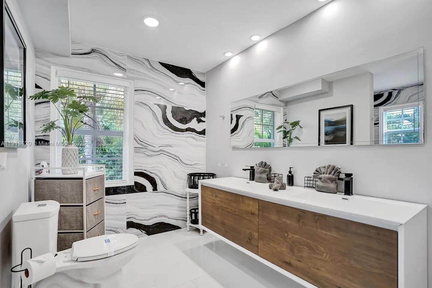 HOLLYWOOD LAKES SECTION - Residential