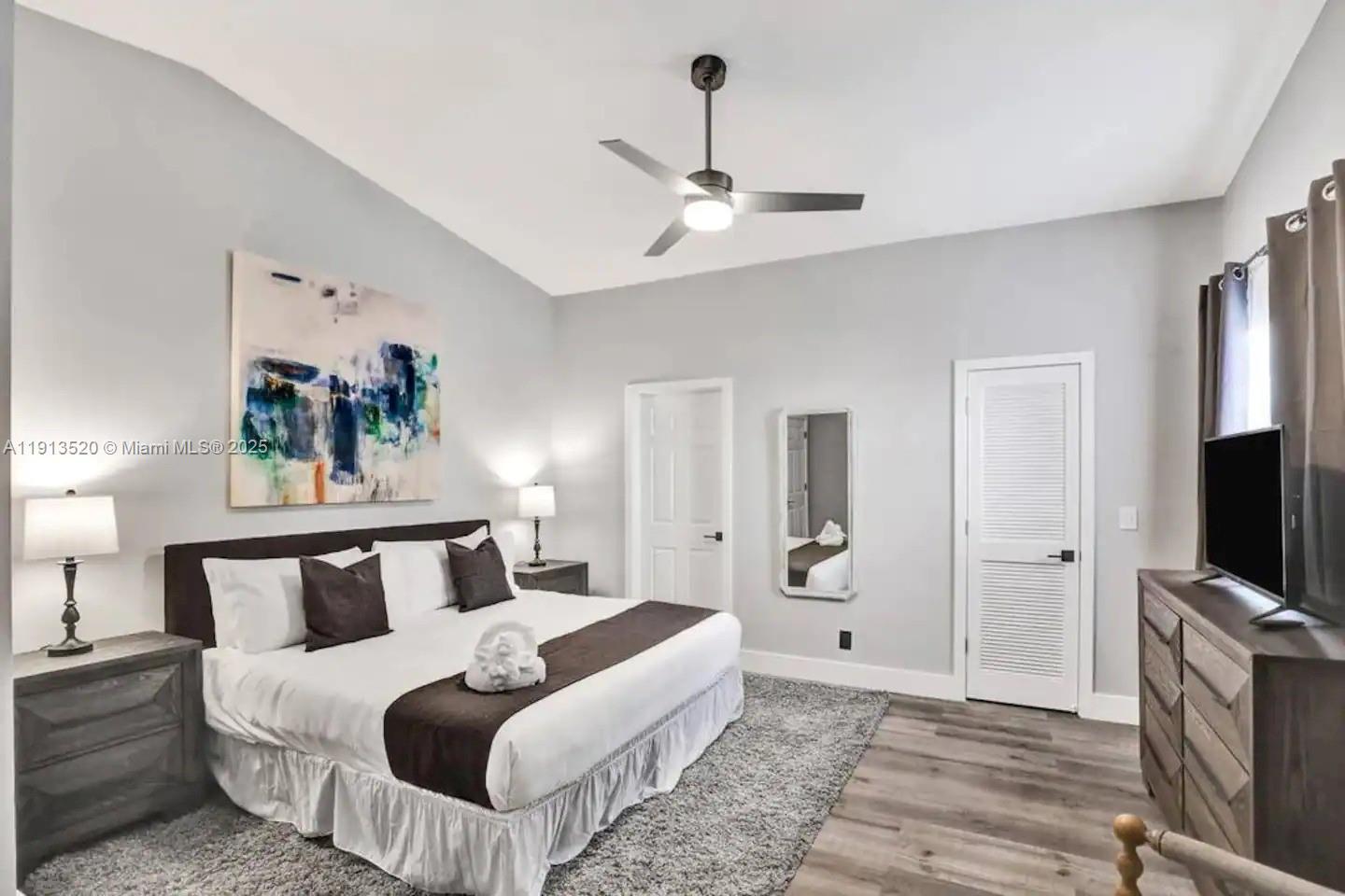 HOLLYWOOD LAKES SECTION - Residential