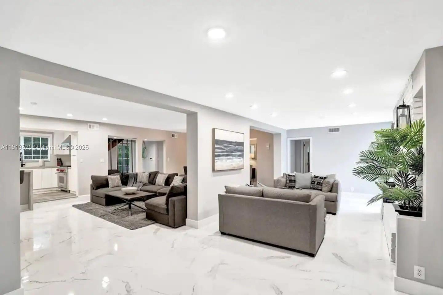 HOLLYWOOD LAKES SECTION - Residential