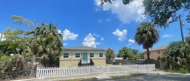 Photo 1 of 11 — 719 9th St, West Palm Beach, FL 33401