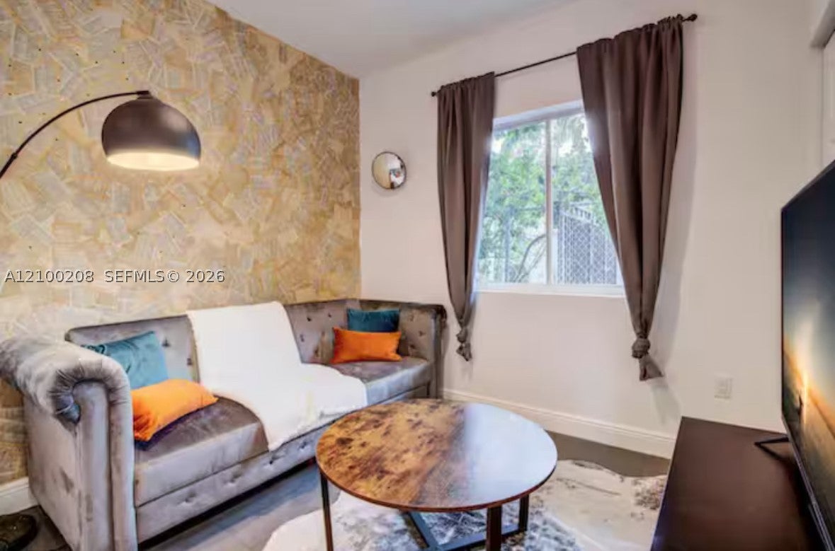 346 NW 35th St 1