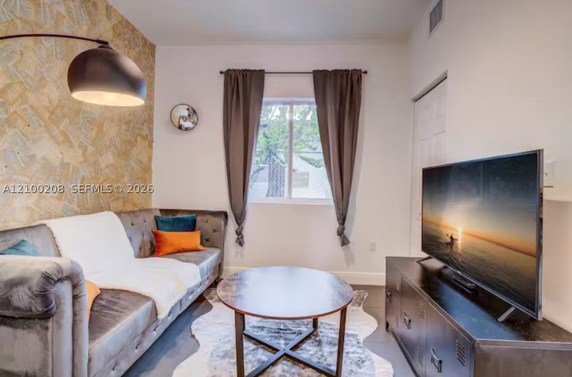 346 NW 35th St 1