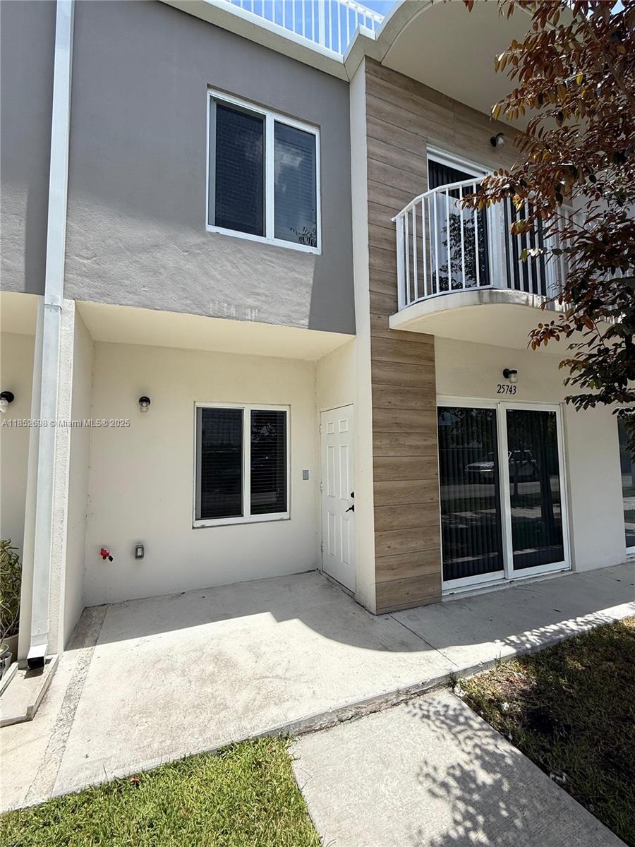 Modern 4-bedroom, 3.5-bath home located in a quiet and family-friendly community. Stylish kitchen with stainless steel appliances and granite countertops. With an excellent rooftop patio. Washer and dryer included. 2 Parking spaces. Conveniently located near schools, shopping centers, US-1, Turnpike, and Black Point Marina. Rapid approval—ready for immediate occupancy.