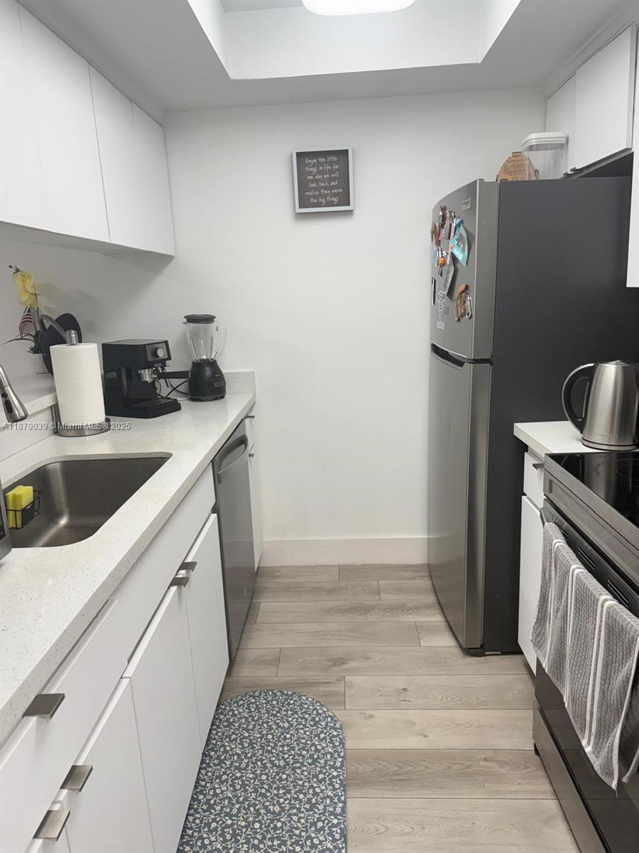 Renovated apartment on ground floor.
AS VISTAS THE BEST LOCATION IN DORAL, 1/1 CONDO UNIT IN A COMMUNITY WITH LOTS OF AMENITIES, TENIS COURT, POOL, EXERCISE ROOM, SECURITY PATROL 24 HOURS. CLOSE TO MAIN HIGHWAYS, RESTAURANTS AND SHOPPING MALLS.
