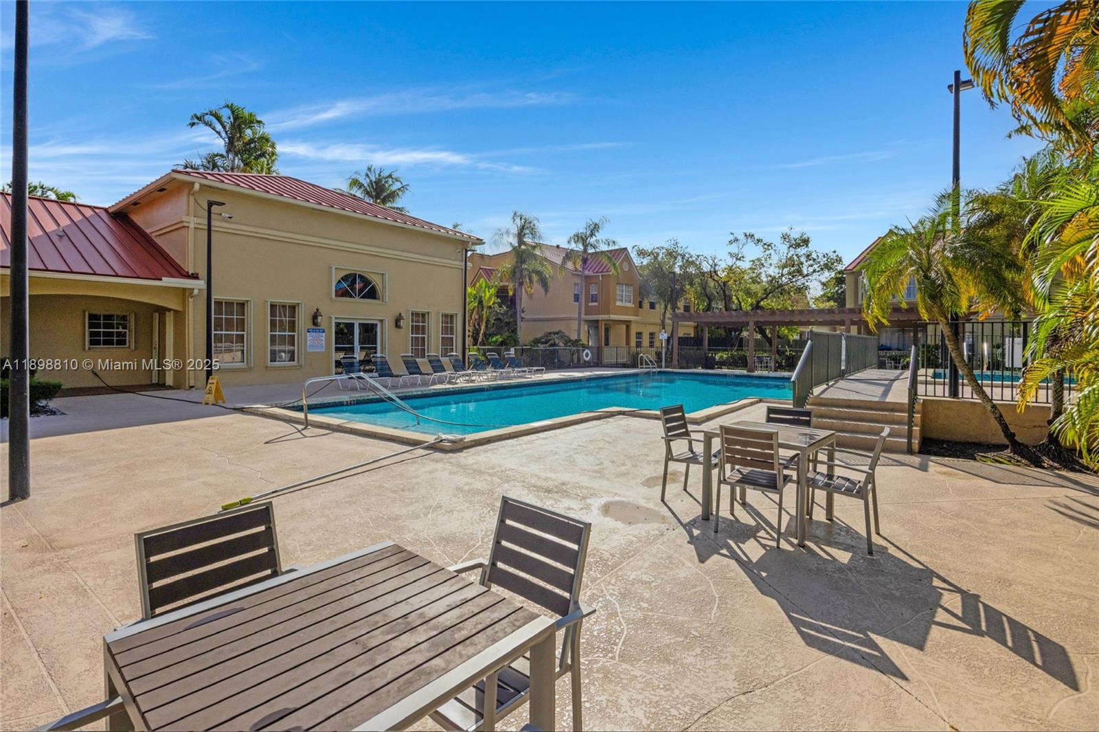 LA HACIENDA COUNTRY CLUB - Residential