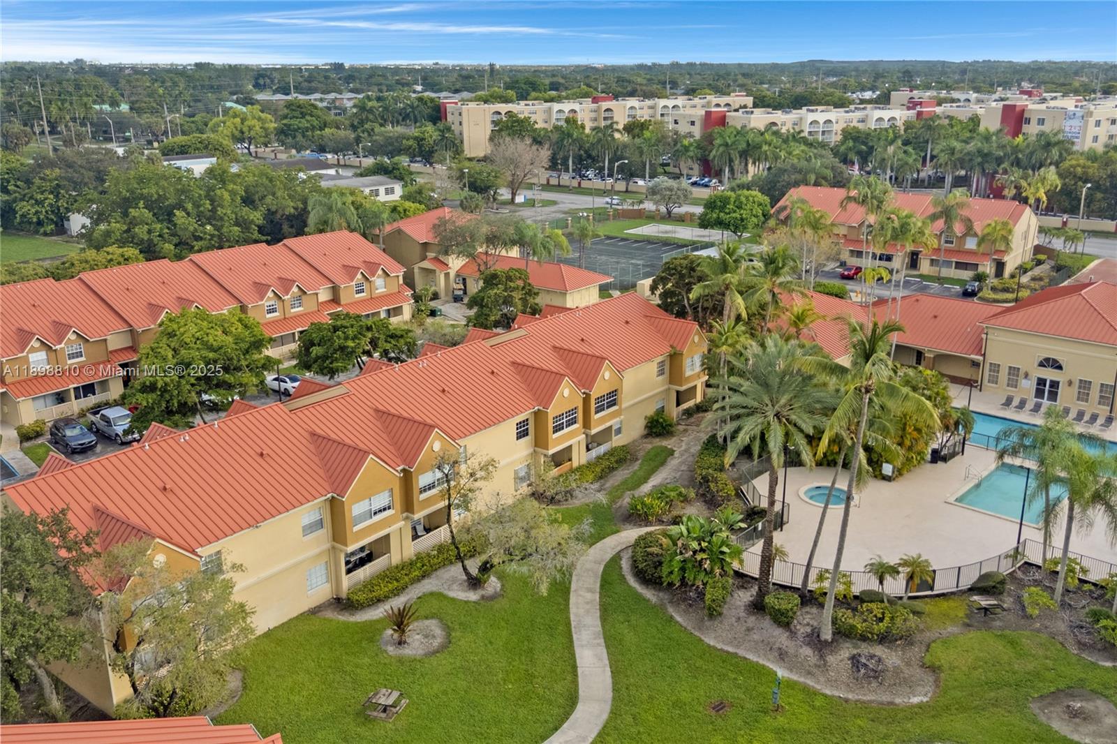 LA HACIENDA COUNTRY CLUB - Residential