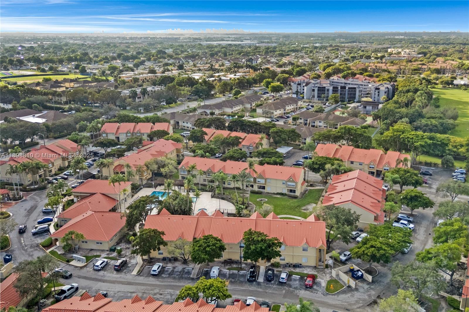 LA HACIENDA COUNTRY CLUB - Residential