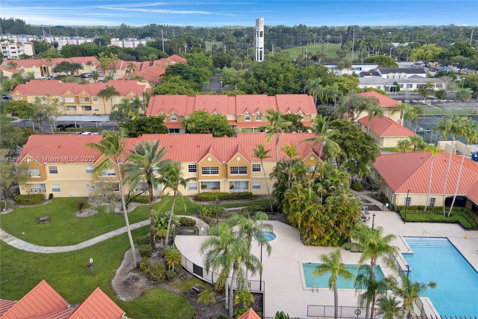 LA HACIENDA COUNTRY CLUB - Residential