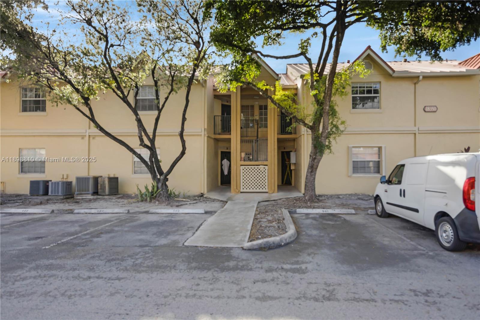 LA HACIENDA COUNTRY CLUB - Residential