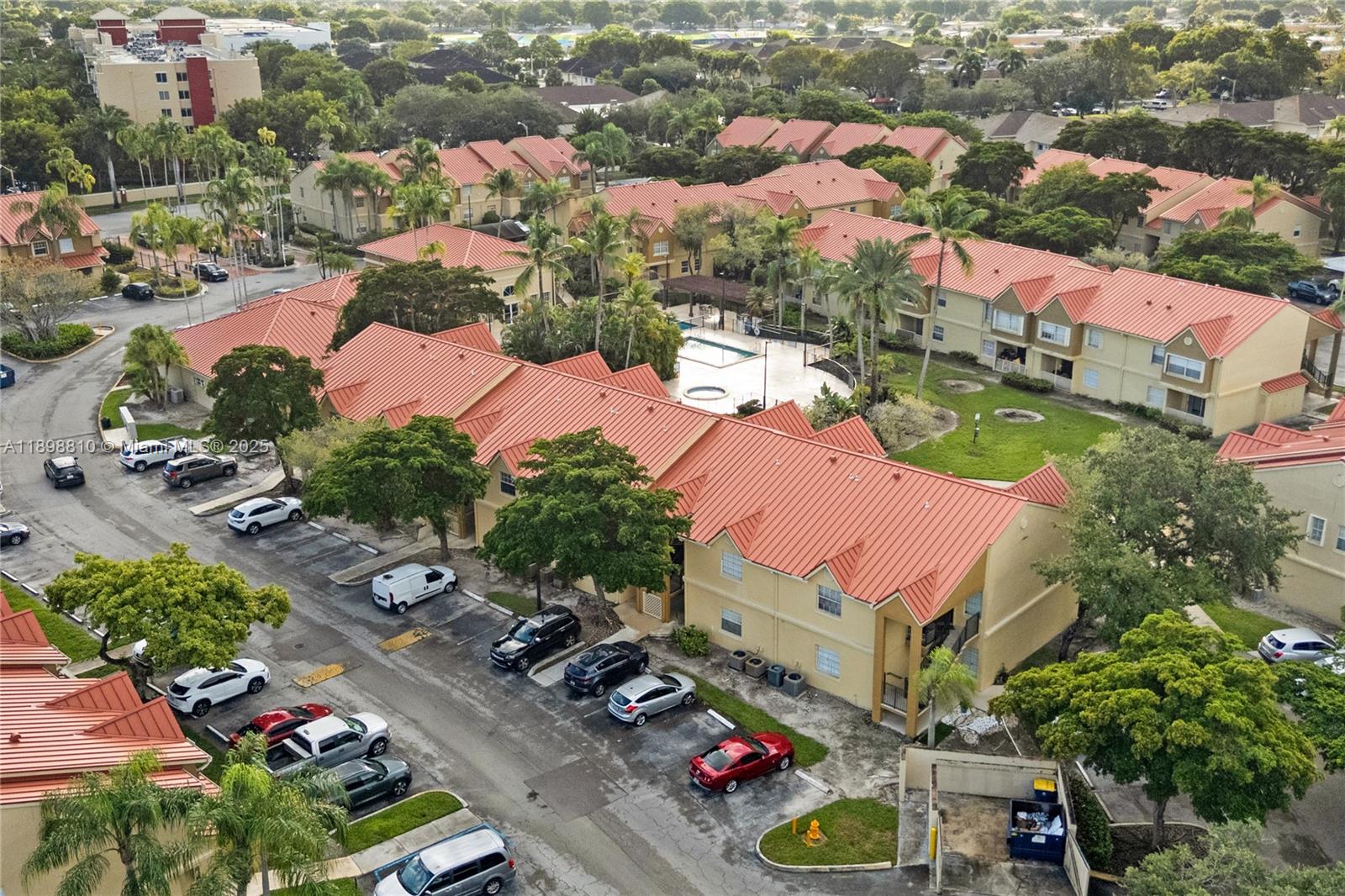 LA HACIENDA COUNTRY CLUB - Residential
