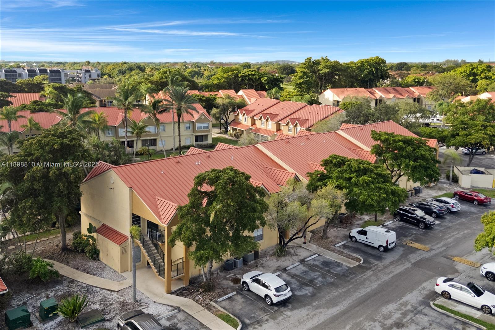 LA HACIENDA COUNTRY CLUB - Residential