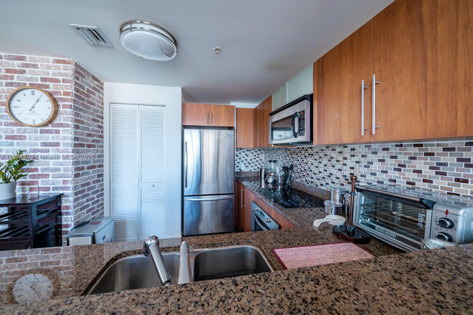 MET 1 CONDO - Residential