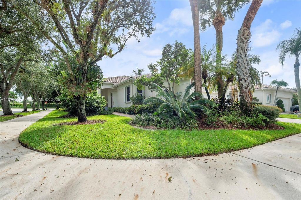 Photo of 2518 Bay Pointe Ct, Weston, FL 33327 (MLS # A11873097)