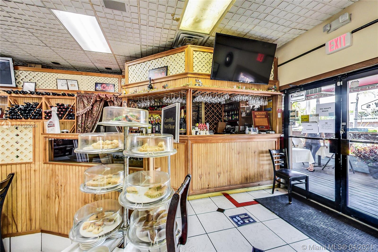 Main image without alt text