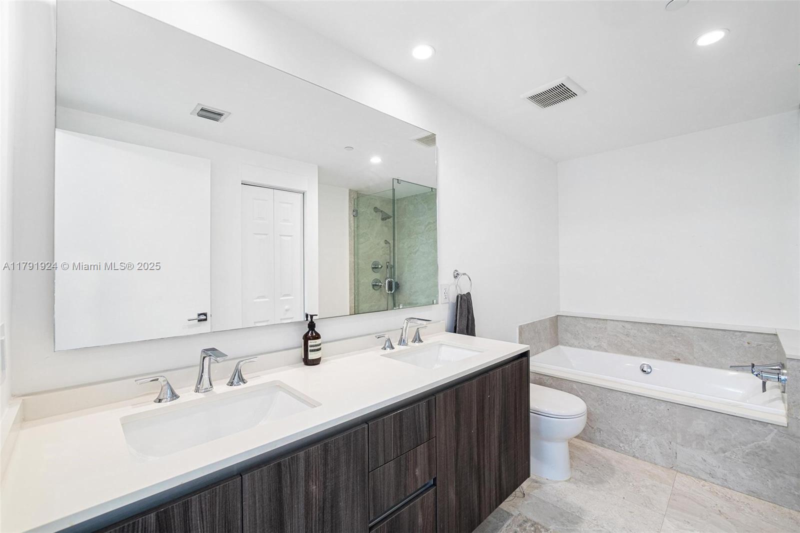 ARIA ON THE BAY CONDO - Residential