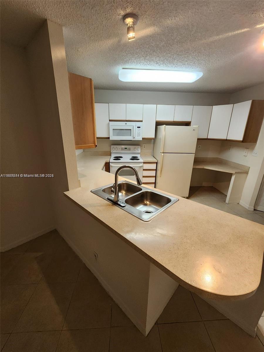 WINDWARD LAKES CONDO - Residential