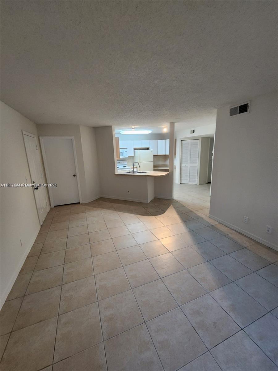 WINDWARD LAKES CONDO - Residential