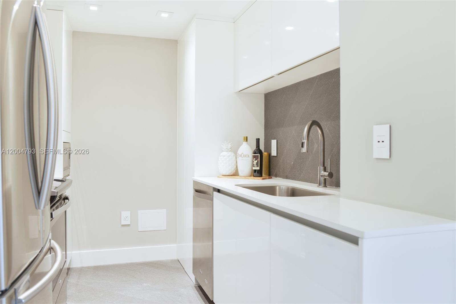 10275 Collins Ave 320