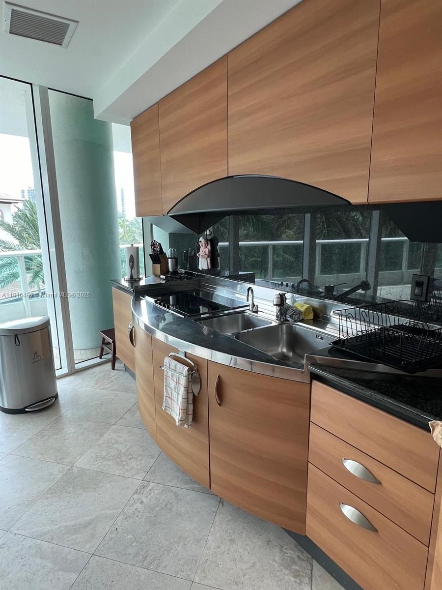 TOWERS OF PORTO VITA-SOUT - Residential Lease