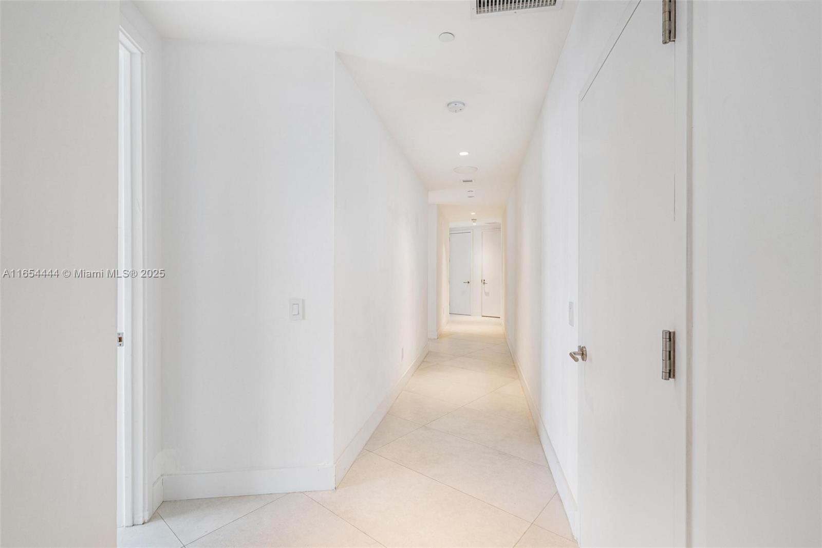 18555 COLLINS AVENUE COND - Residential Lease