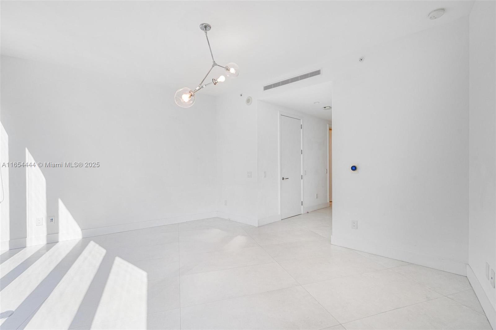 18555 COLLINS AVENUE COND - Residential Lease