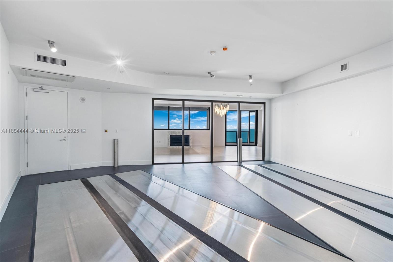 18555 COLLINS AVENUE COND - Residential Lease