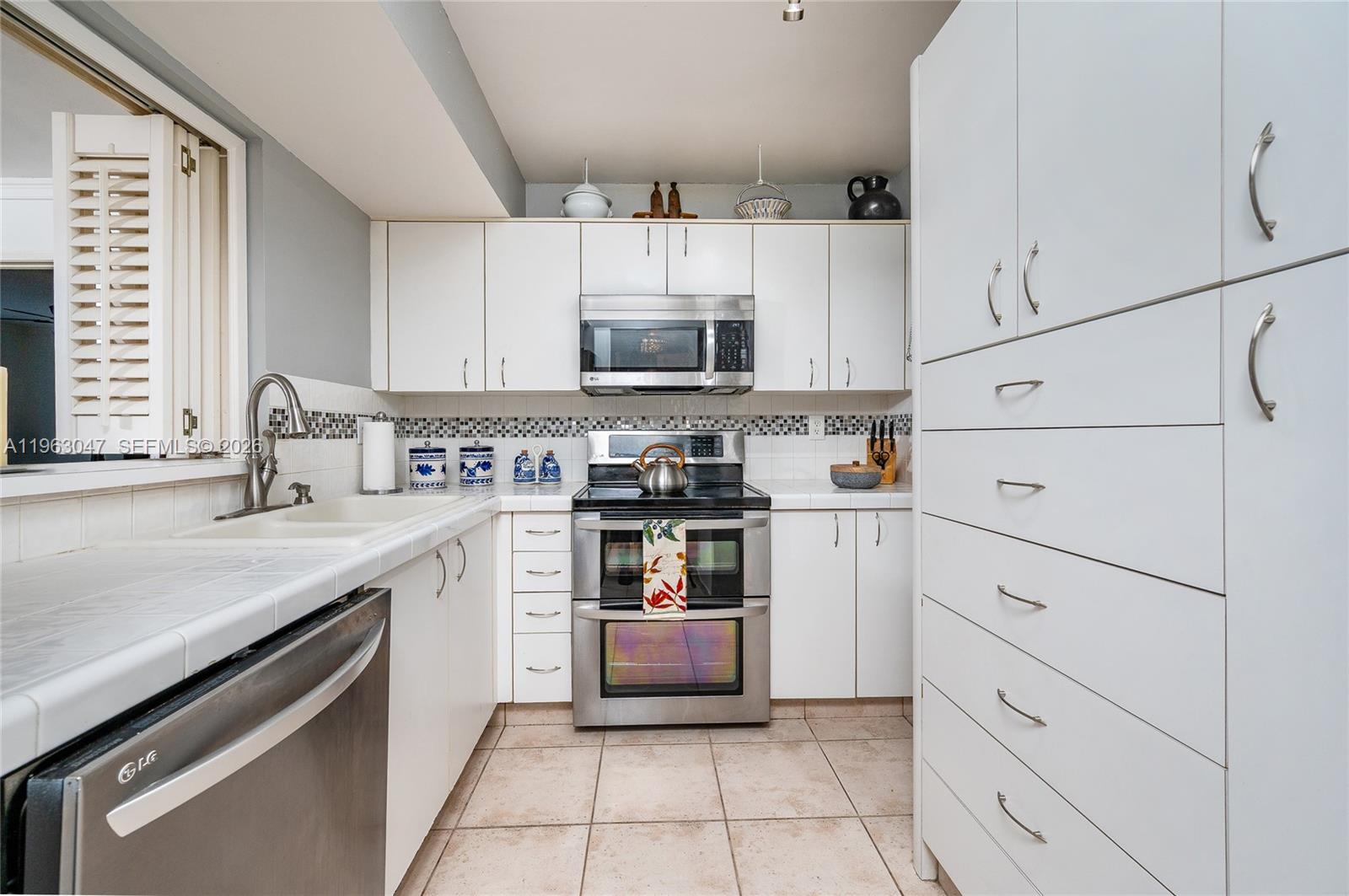 FIRST ALHAMBRA CIRCLE CON - Residential