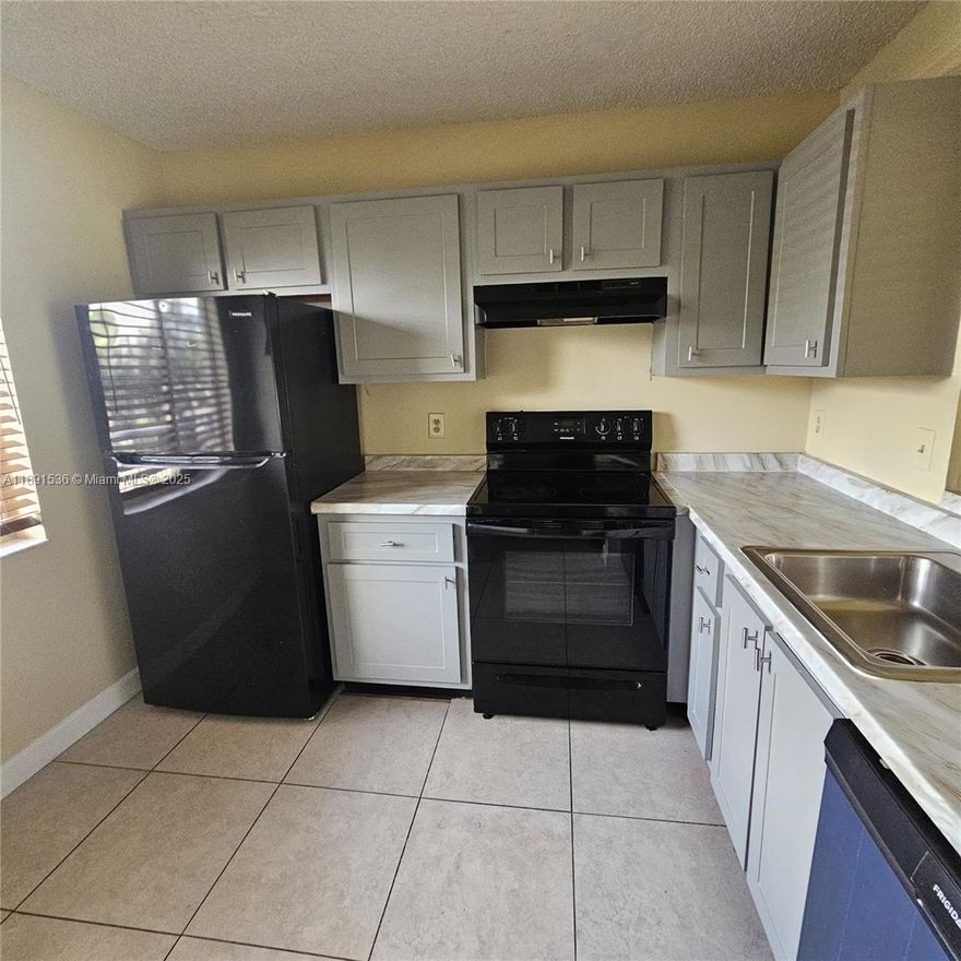 LOCATION LOCATION! Cozy 2nd floor condo in Lakeshore with parking close to unit. Condo is tiled thru out, freshly painted, new kitchen cabinets, updated bathroom. Master bedroom has a walk in closet. Condo has laundry room with washer and dryer. Condo is in great condition. There is 24 hrs manned security, lots of guest parking and a tremendous walking trail around the complex. Expressways are within a few mins. Both airports are approx 25 mins. Beach is 20 mins. All shopping and business within 5 mins. Easy approval process!!