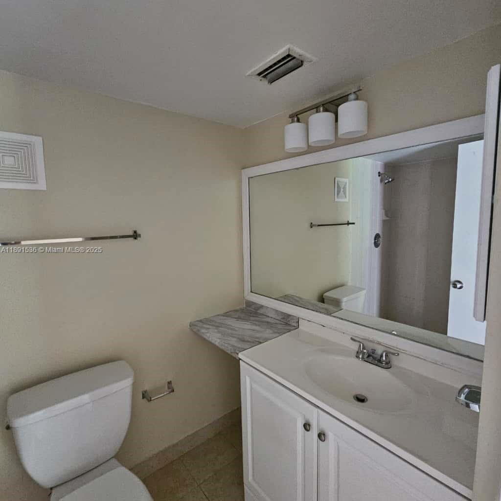 LAKESHORE AT UNIVERSITY P - Residential Lease