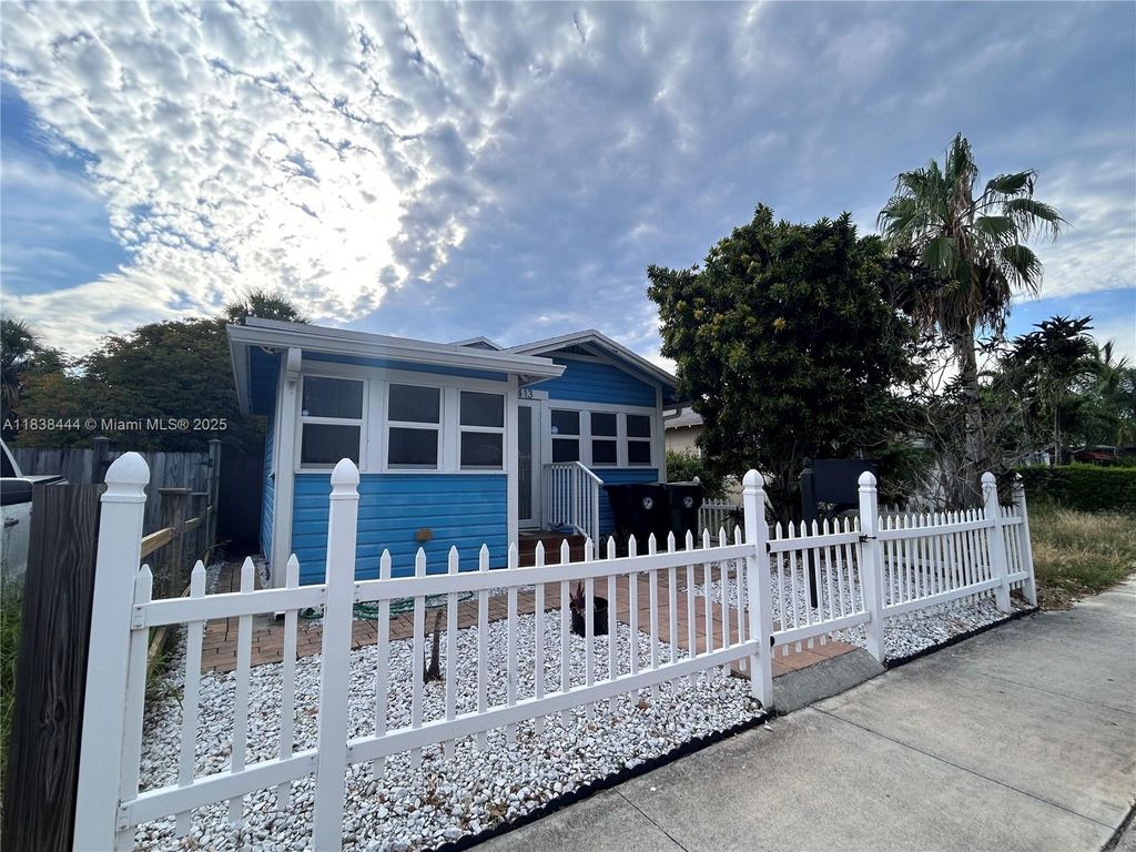 Photo of 413 S K St, Lake Worth, FL 33460 (MLS # A11838444)