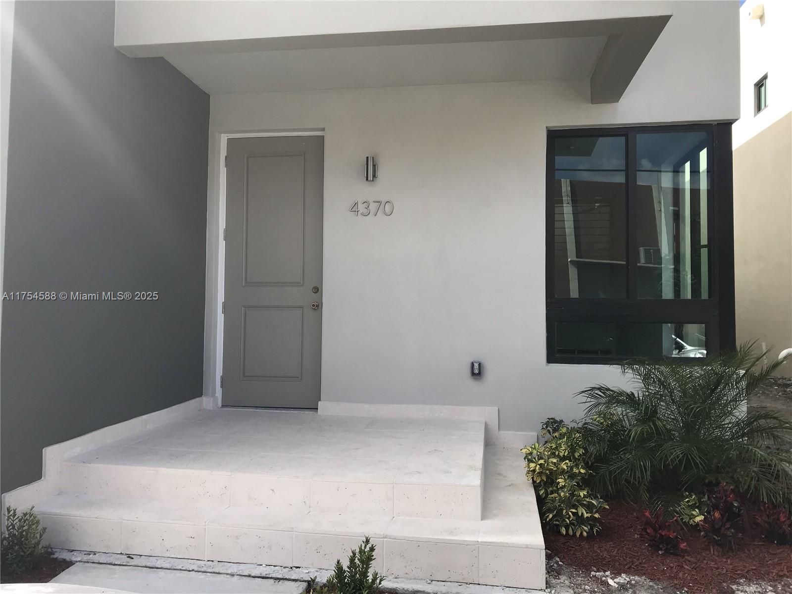 4364-4370 E 10th Ave