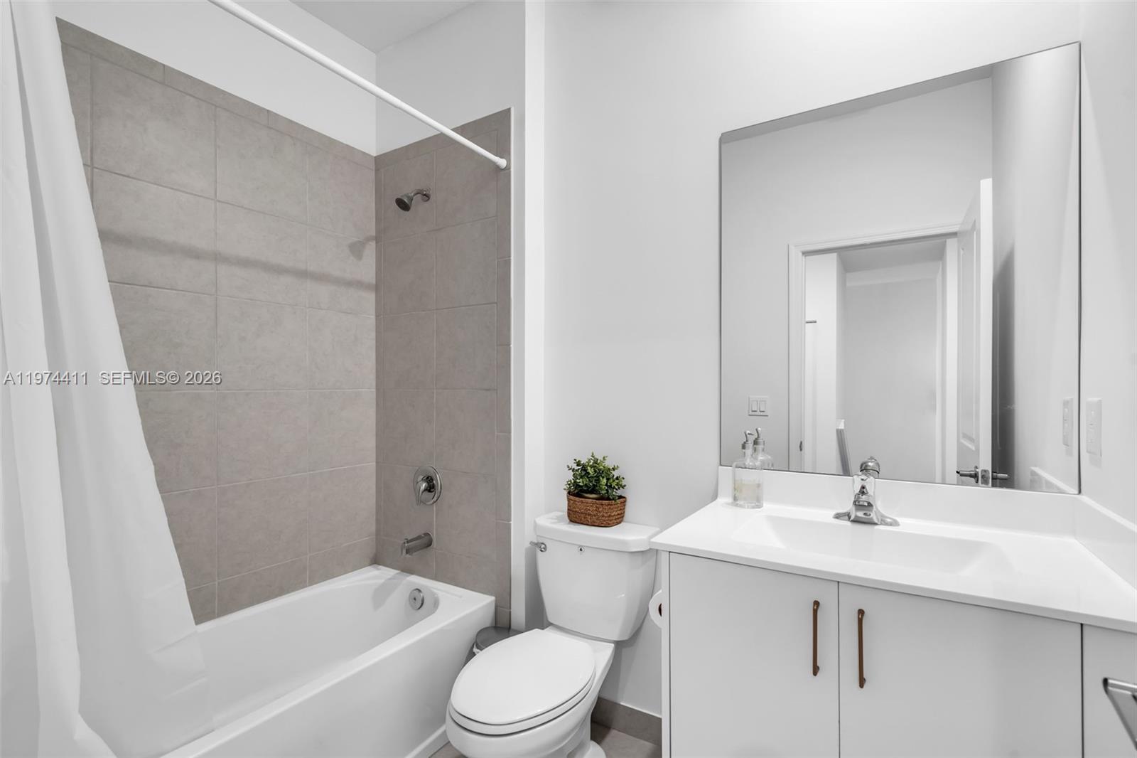 WYNDHAM LAKES PLAZA - Residential Lease