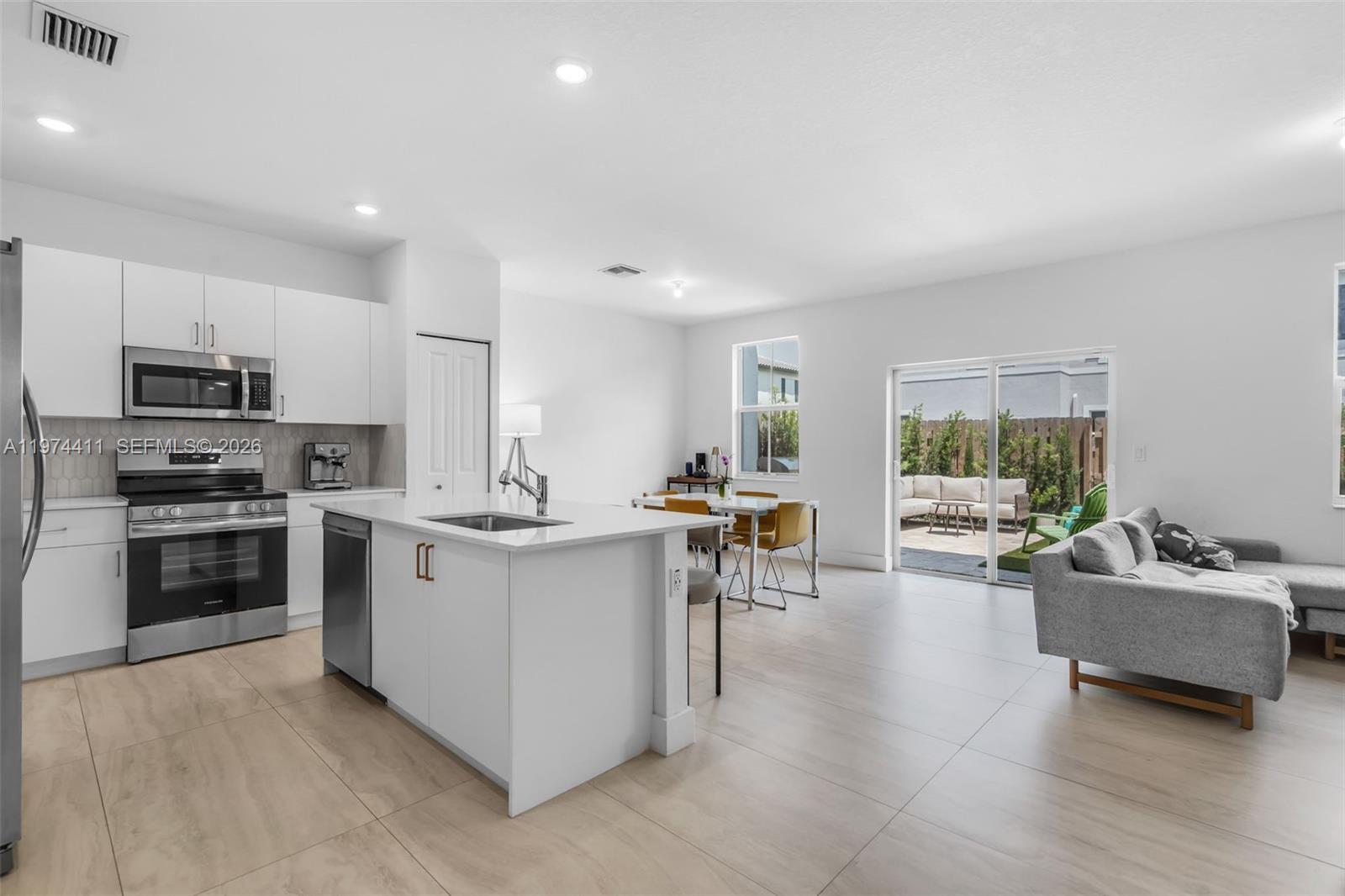 WYNDHAM LAKES PLAZA - Residential Lease