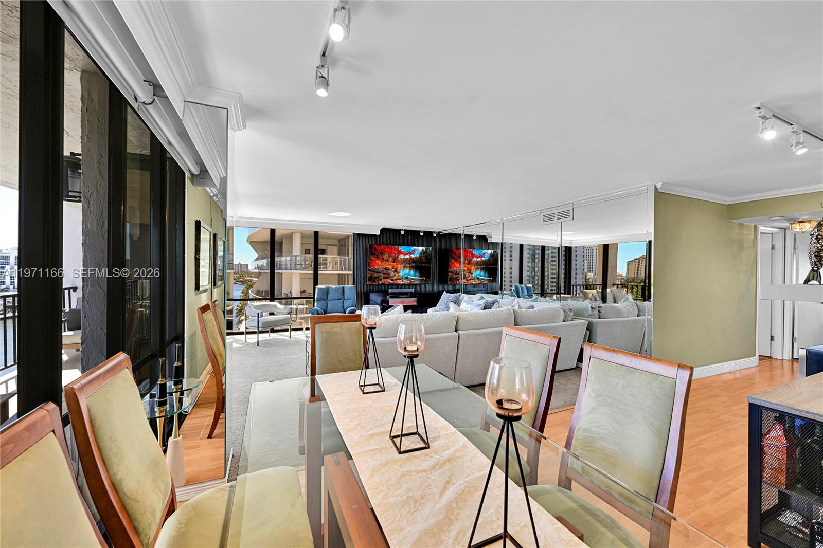 CORINTHIAN ON THE INTRACO - Residential