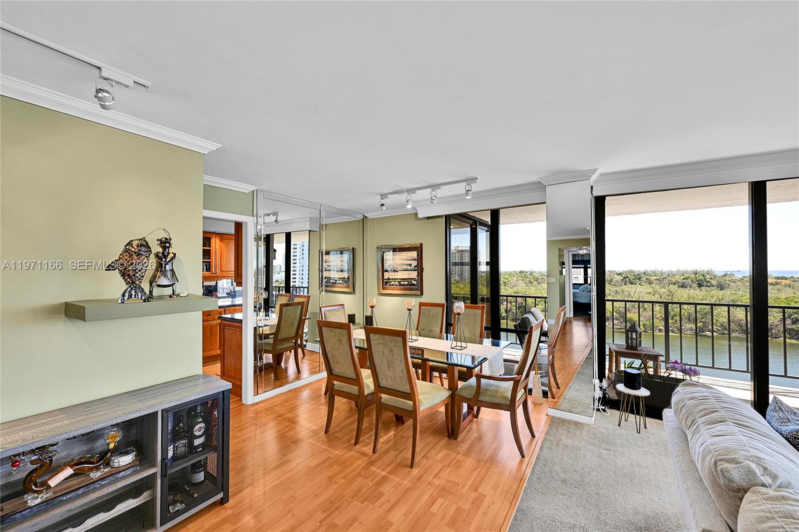 CORINTHIAN ON THE INTRACO - Residential