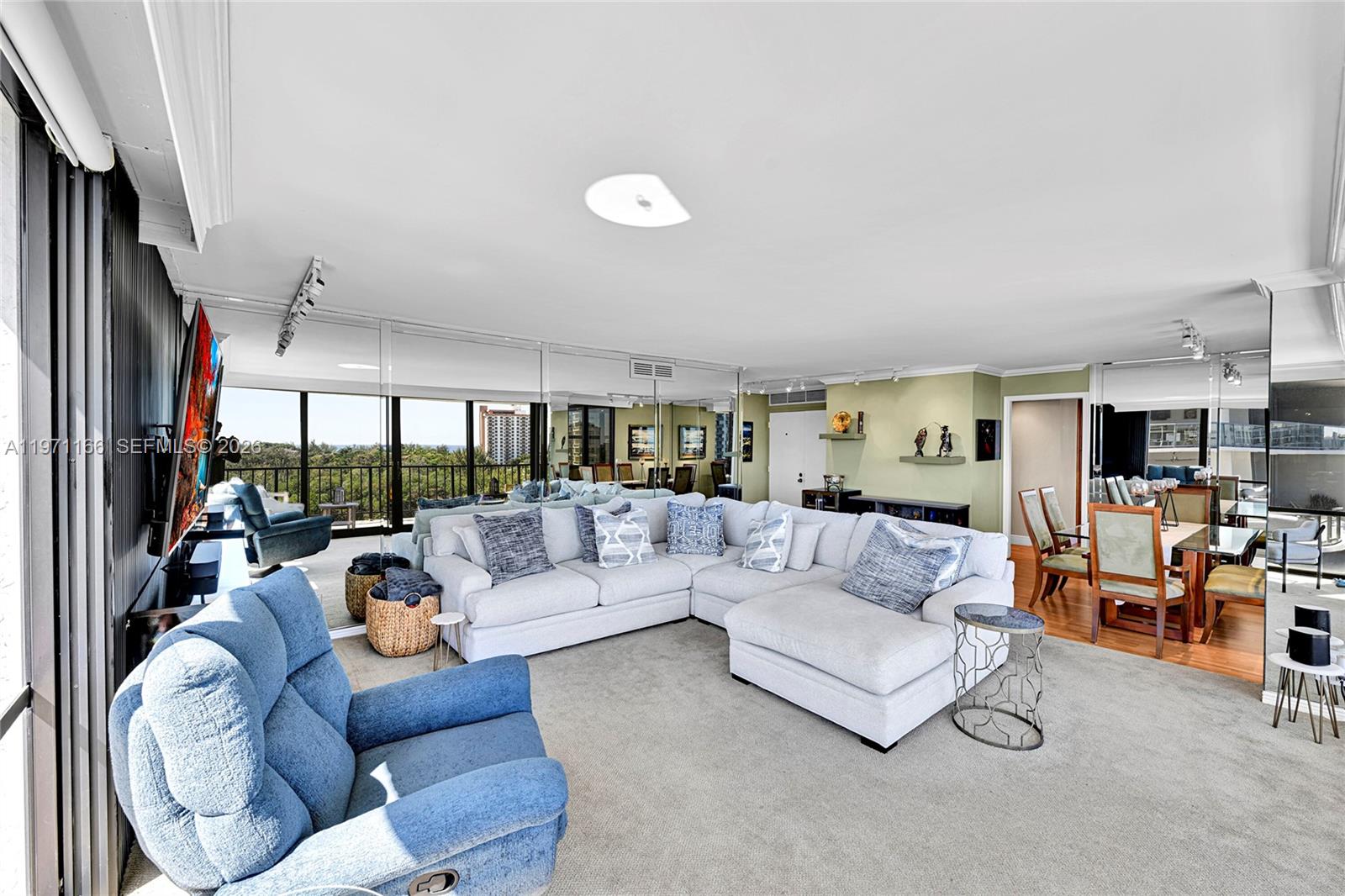 CORINTHIAN ON THE INTRACO - Residential