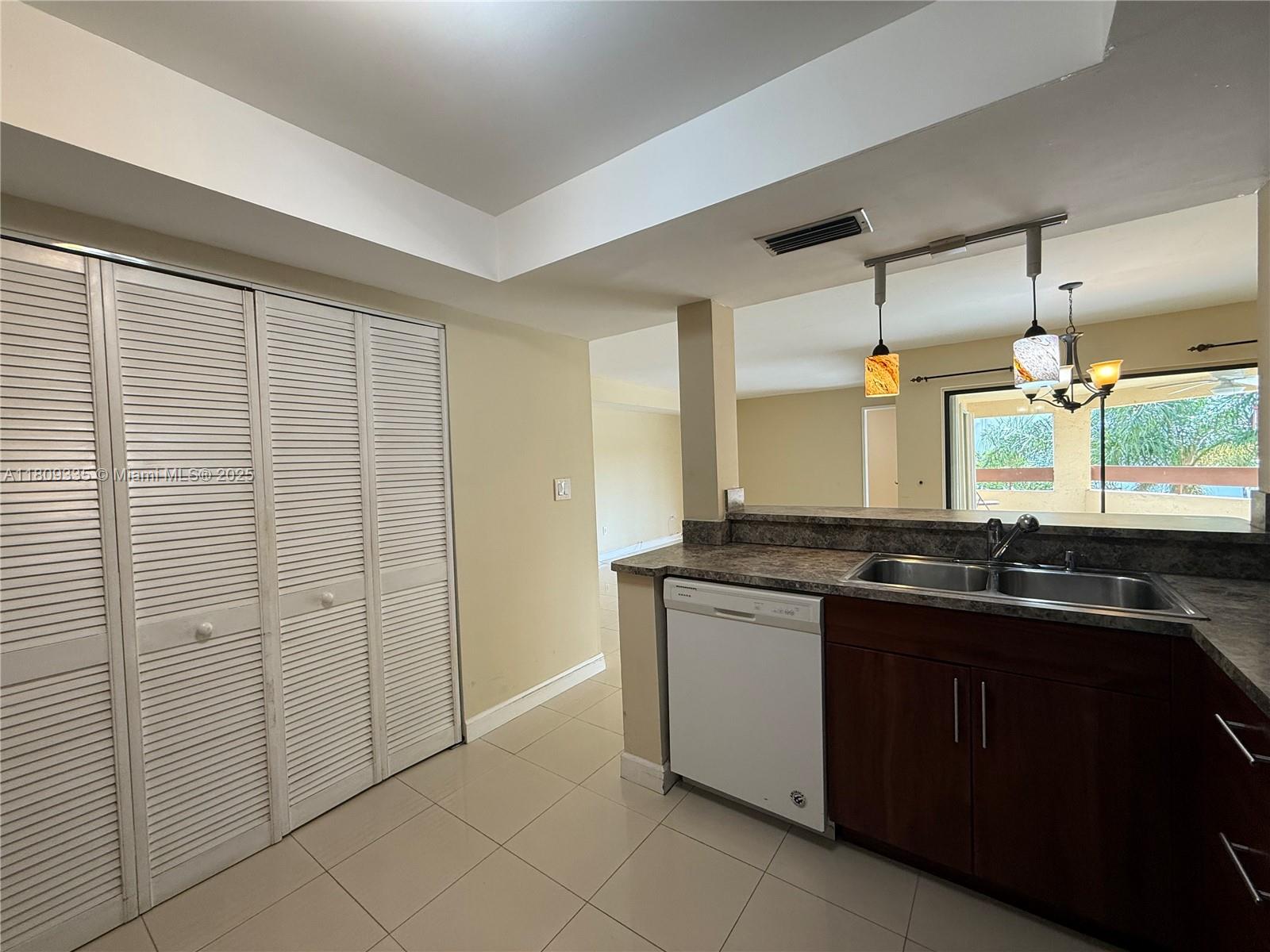 KENLAND POINTE CONDO IV - Residential