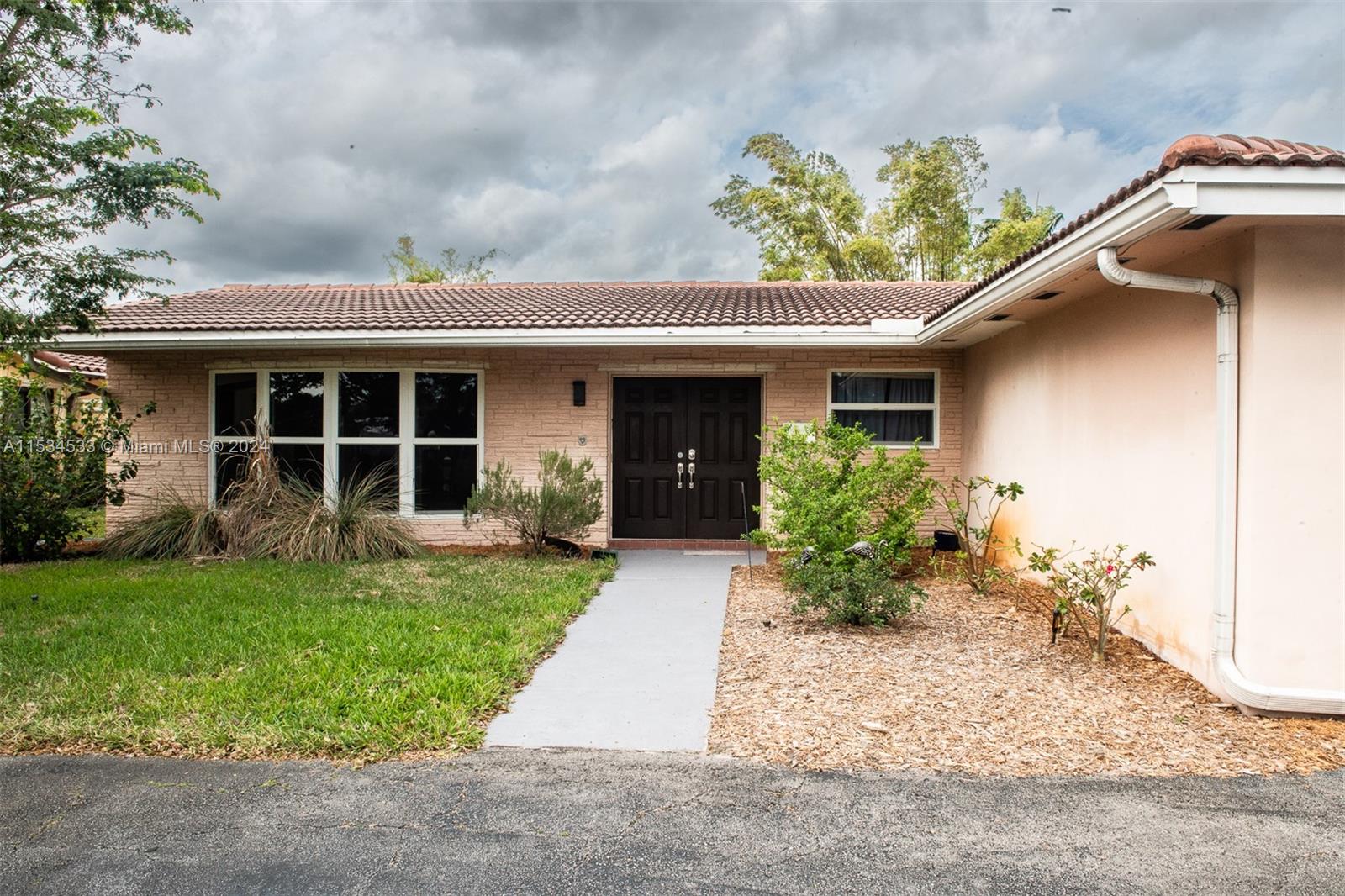 Property for Sale at 5317 Mckinley St, Hollywood, Broward County, Florida - Bedrooms: 3 
Bathrooms: 2  - $679,000