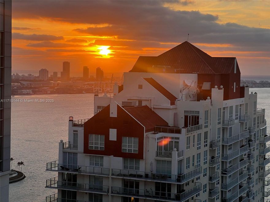 This luxurious penthouse on the 42nd floor offers a stunning living experience in the heart of South Florida’s financial district. The spacious condo features 2 bedrooms, 2 bathrooms, and a den that has been converted into a third bedroom, making it perfect for families or those needing extra space. With high ceilings and modern finishes, the unit is equipped with all appliances, granite countertops, and a generous balcony that enhances its appeal.
One of the standout features is the 400 sq. ft. of outdoor space, ideal for relaxation and entertaining while taking in the incredible views. The building also allows Airbnb rentals, offering potential for investors.