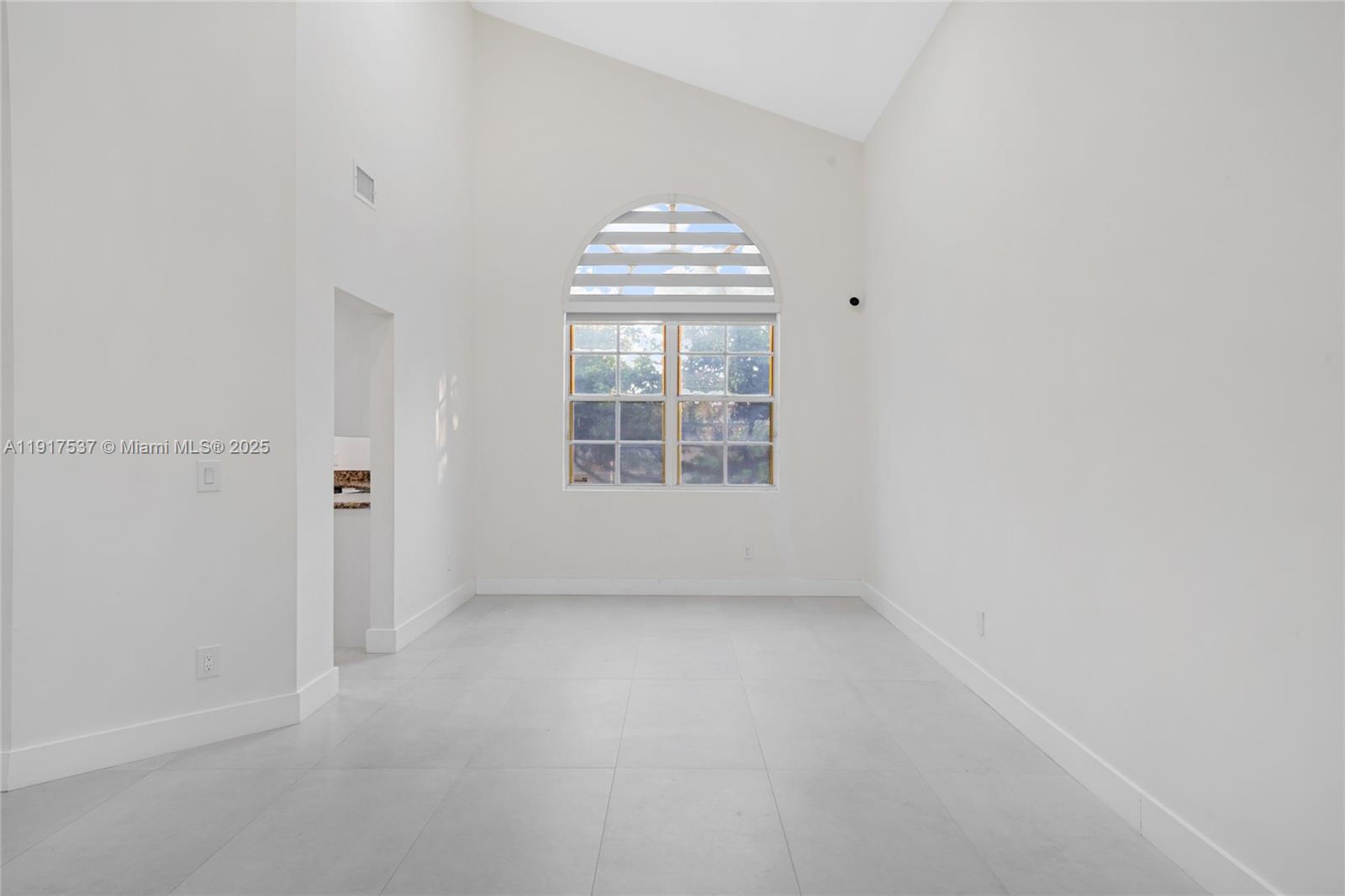 HOLLYWOOD LAKES COUNTRY C - Residential