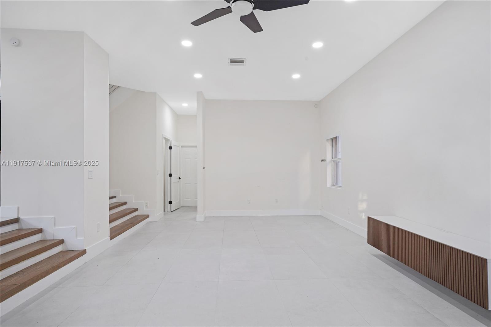 HOLLYWOOD LAKES COUNTRY C - Residential