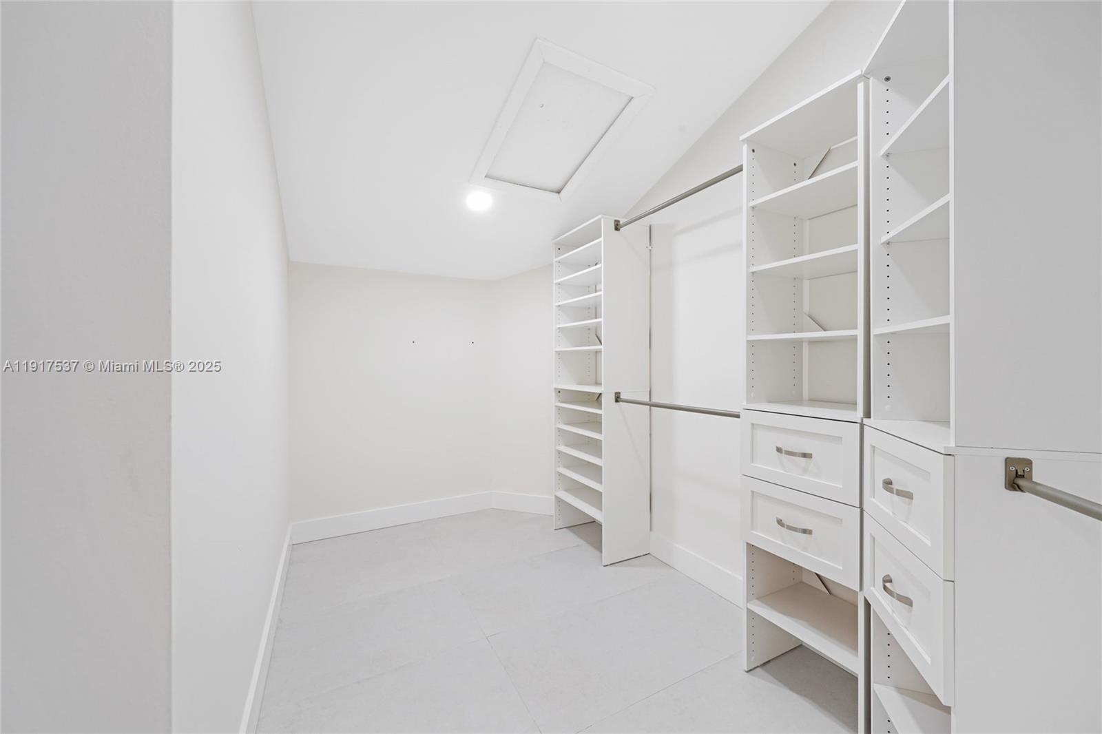 HOLLYWOOD LAKES COUNTRY C - Residential