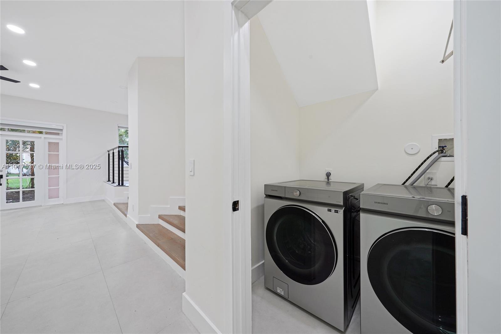 HOLLYWOOD LAKES COUNTRY C - Residential