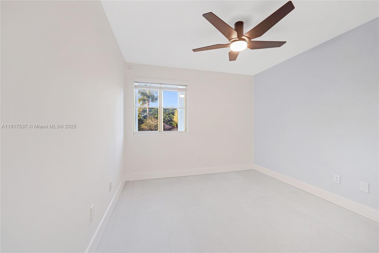 HOLLYWOOD LAKES COUNTRY C - Residential